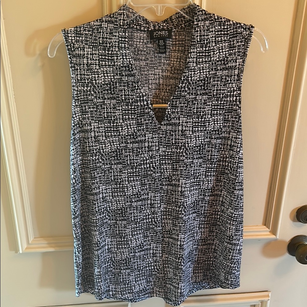 Jones New York Monochrome V-Neck Top